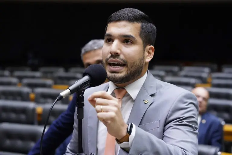 André Fernandes afirma que acordo entre PL do Ceará e Ciro Gomes não envolve apoio presidencial a Flávio Bolsonaro.