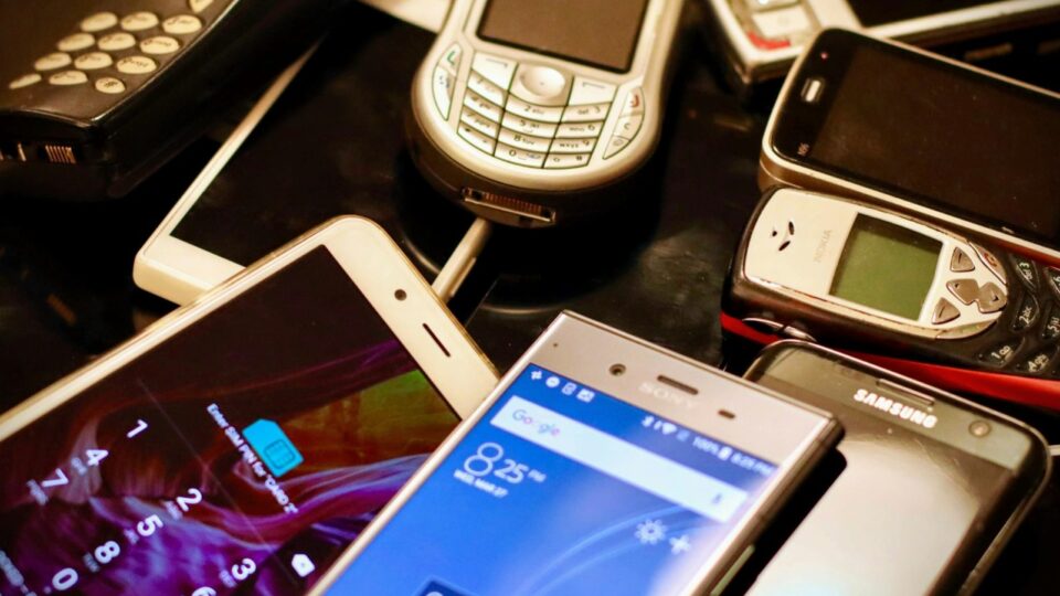 Celular roubado é crime cotidiano que desafia o Brasil