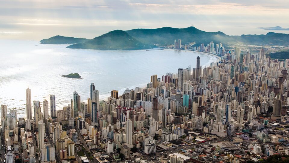 Como Balneário Camboriú pretende atrair novas empresas com o corte do ITBI?