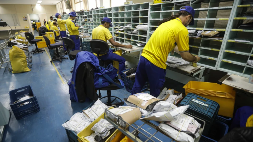 Documento avalia contas das empresas públicas e conclui que há risco de rombos comprometerem orçamento do governo.