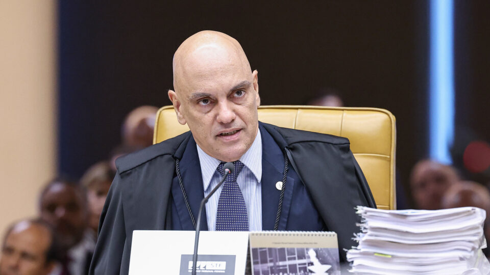 Medidas de Moraes contra Bolsonaro geram questionamentos entre juristas