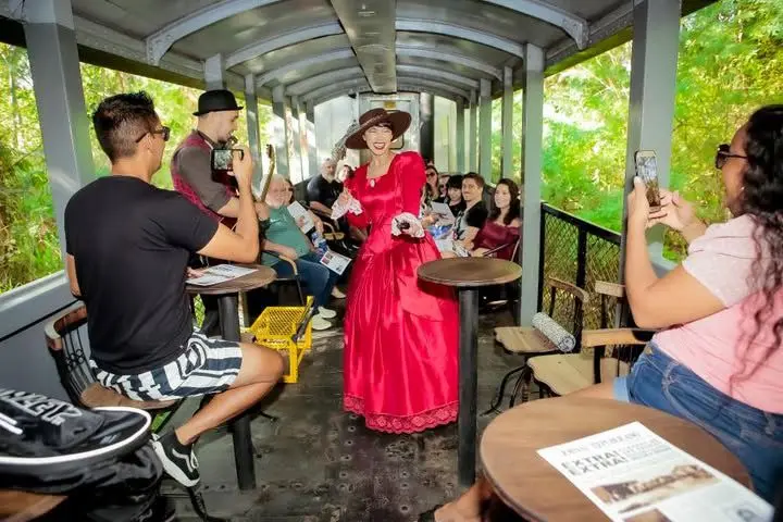 As intervenções culturais a bordo aproximam os passageiros da história e transformam a viagem em uma experiência ainda mais envolvente.
