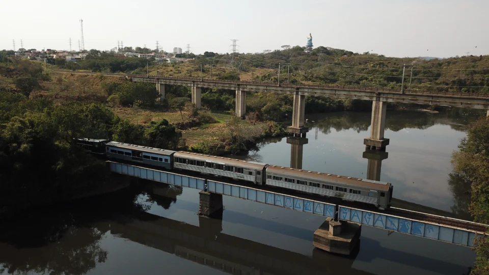 Pelas janelas do Trem da República, o interior paulista revela paisagens que tornam o percurso tão especial quanto o destino.