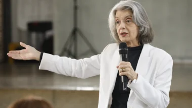 A declaração da ministra Cármen Lúcia ocorre dias depois de o senador e presidenciável Flávio Bolsonaro (PL-RJ) ter colocado em dúvida a legitimidade da urna eletrônica do TSE