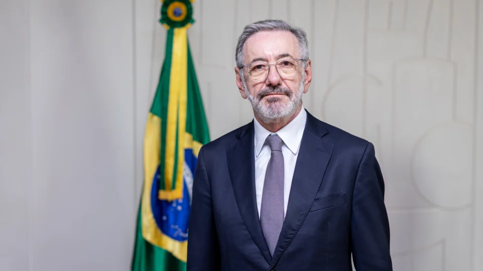 Ministros confirmam dupla taxação dos EUA de 37,5% para “muitos setores”