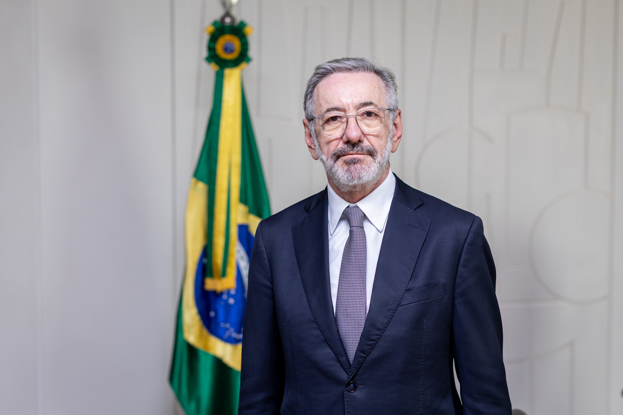 Ministros confirmam dupla taxação dos EUA de 37,5% para “muitos setores”