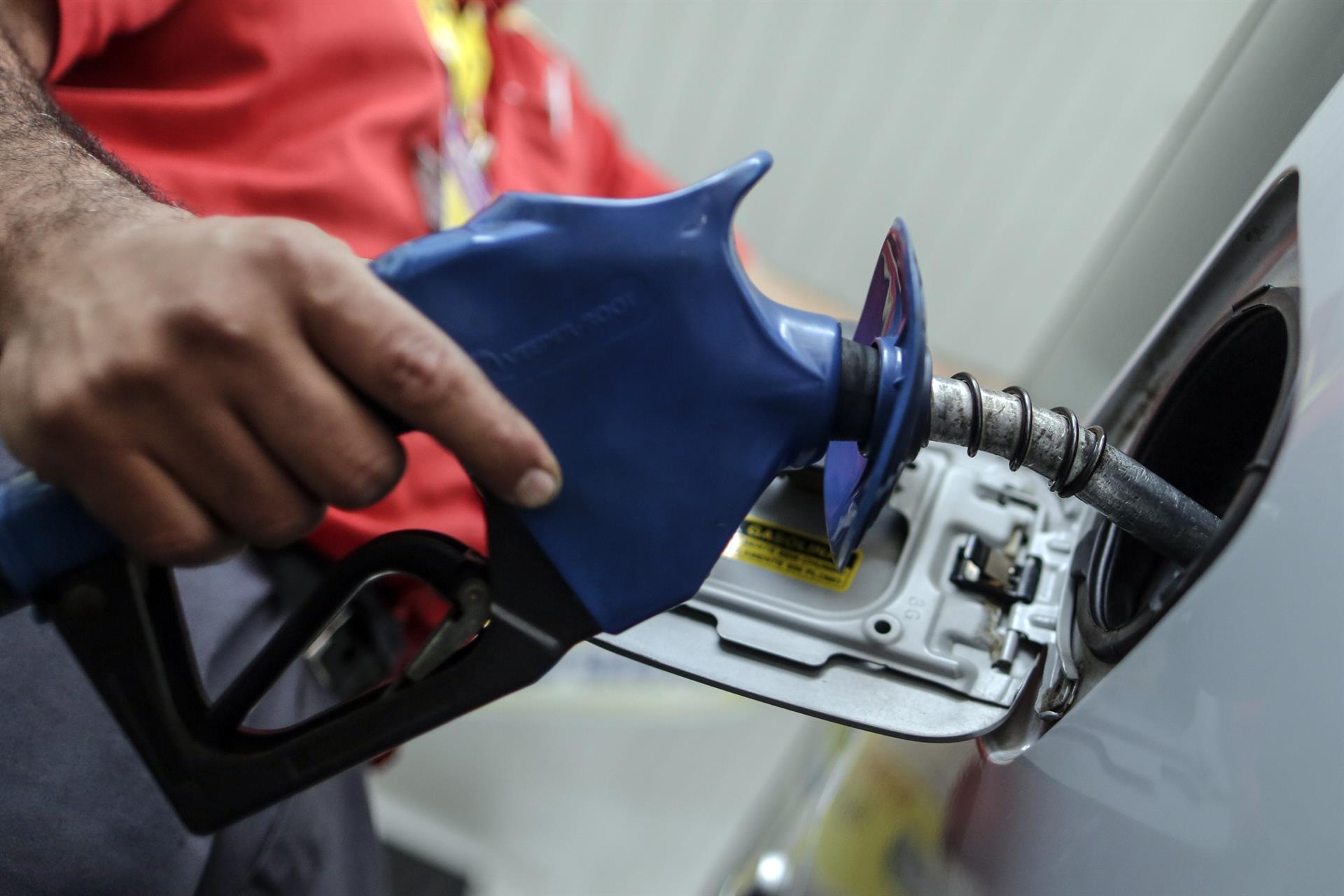 Governo prorroga subvenção de R$ 0,44 por litro de gasolina