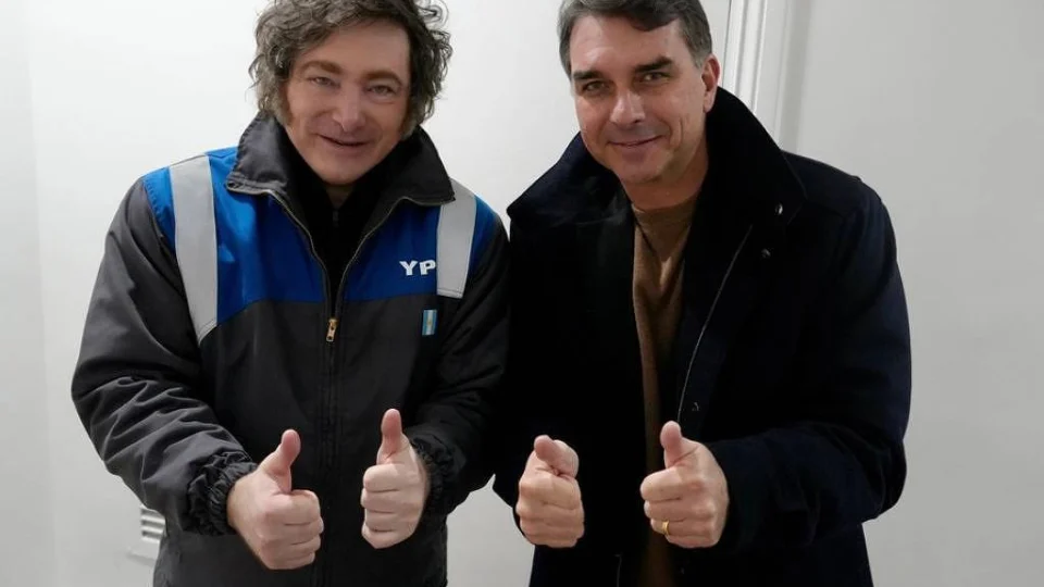 Milei sobe no palanque de Flávio Bolsonaro e círculo doutrinário do argentino rejeita comparação com Renan Santos.
