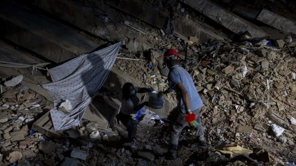 Com socorristas indo embora e 29 mil venezuelanos ainda desaparecidos, país vive caos um mês após terremotos