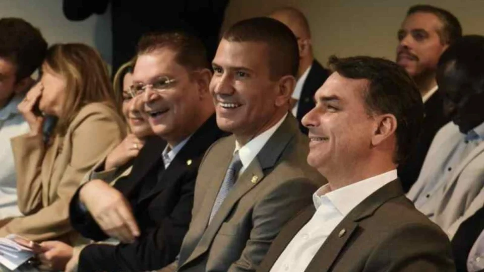 Flávio Bolsonaro afirma que Rio está "sequestrado por narcotraficantes" em convenção que oficializa Douglas Ruas ao governo.