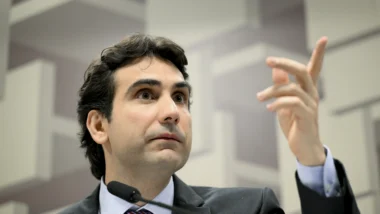 Presidente do BC afirmou que órgão segue atento aos dados, mas adiantou que tendência é Selic restritiva.