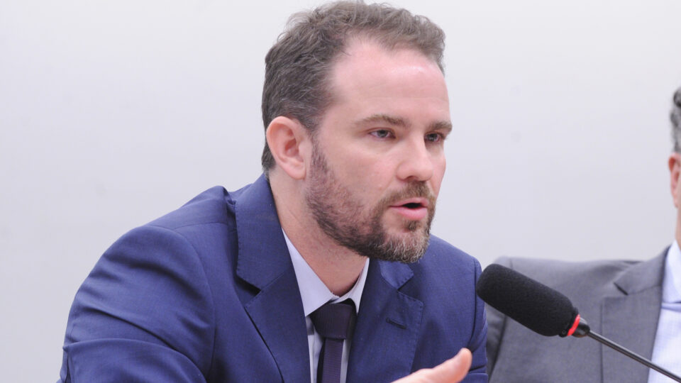 Durigan culpa guerra no Irã por inflação e minimiza gastos do governo