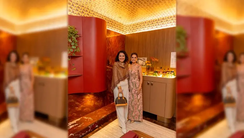 Da esquerda para a direita: Camila Rocha, designer de interiores e autora do ambiente "Tempo de Estar" da CasaCor Paraná 2026, e Raquel Chiquito, diretora da Premier Stimmo Móveis Planejados. A parceria entre a profissional e a empresa deu vida a um projeto que une design, funcionalidade e soluções personalizadas, inspirado no tema "Mente e Coração" da mostra.