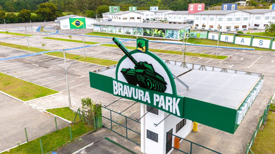 Parque temático militar estreia com acervo histórico e passeio de tanque de guerra em SC