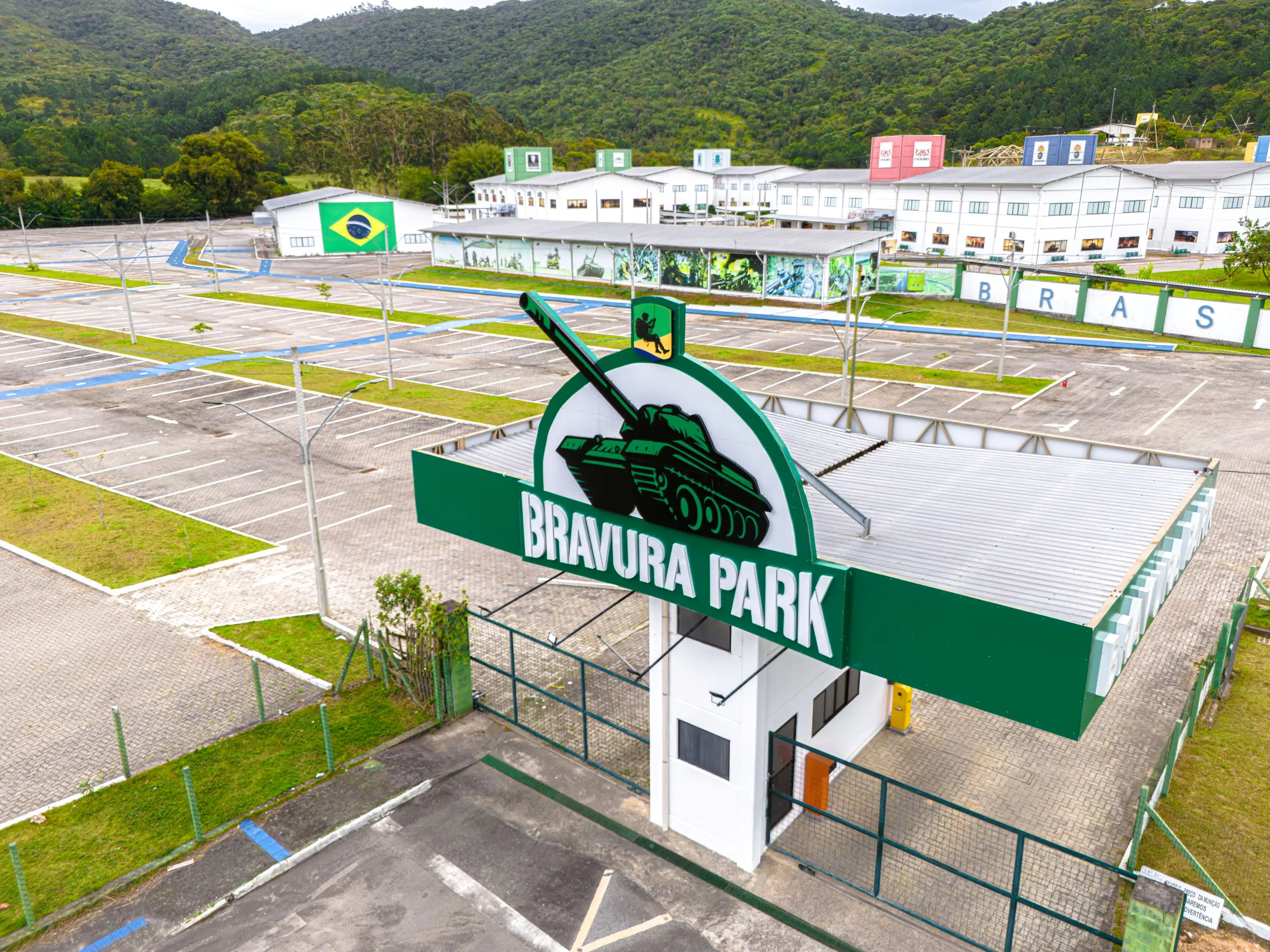 Instalado em uma área de mil m² às margens da BR‑101, em Tijucas, O Bravura Park teve investimento estimado em R$ 100 milhões