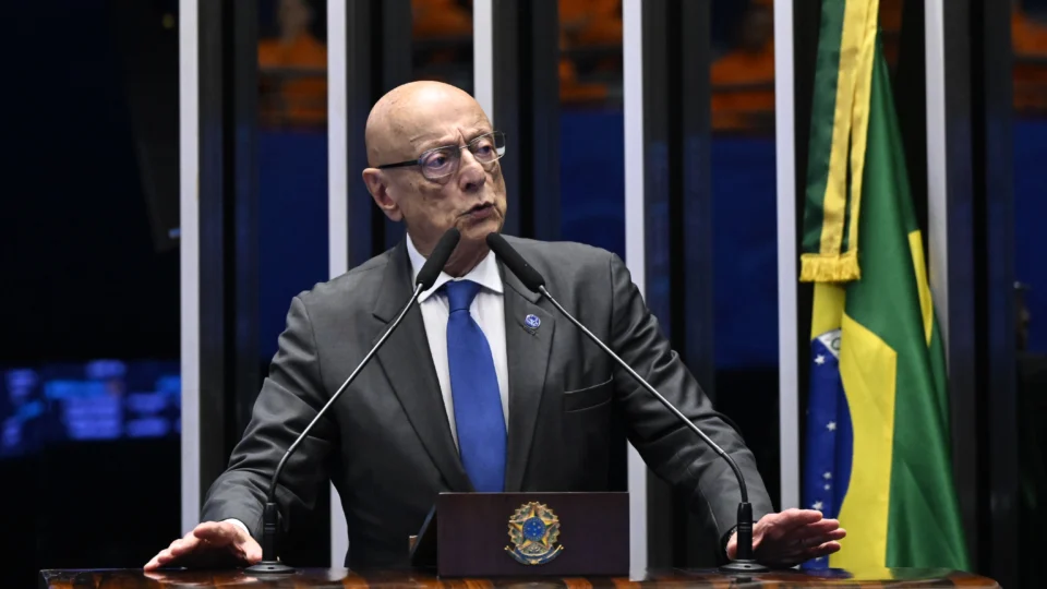 Requerimento encabeçado por Esperidião Amin pede análise urgente de projeto que pode sustar decreto de Lula.