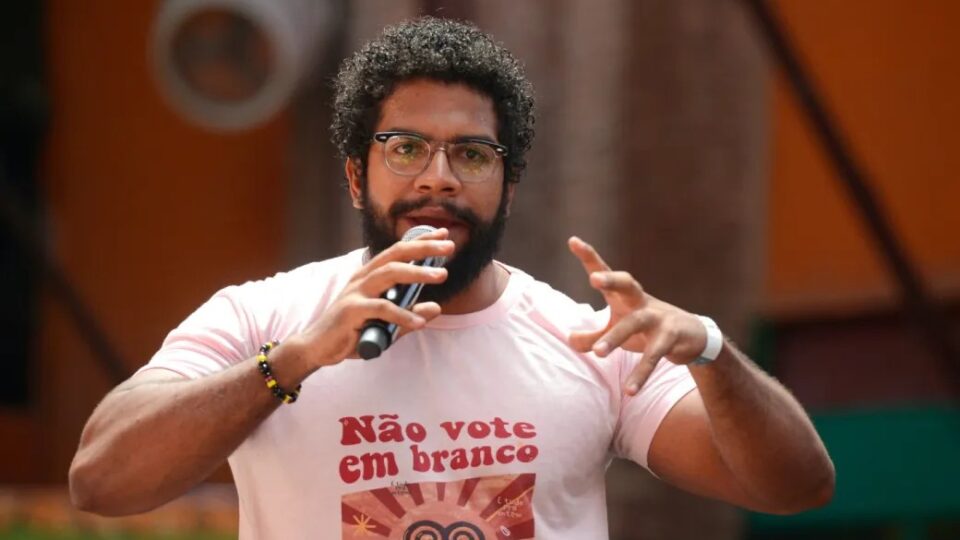 Influenciador comunista evita condenar estupros pelo Hamas e chama Israel de “nazisionista”