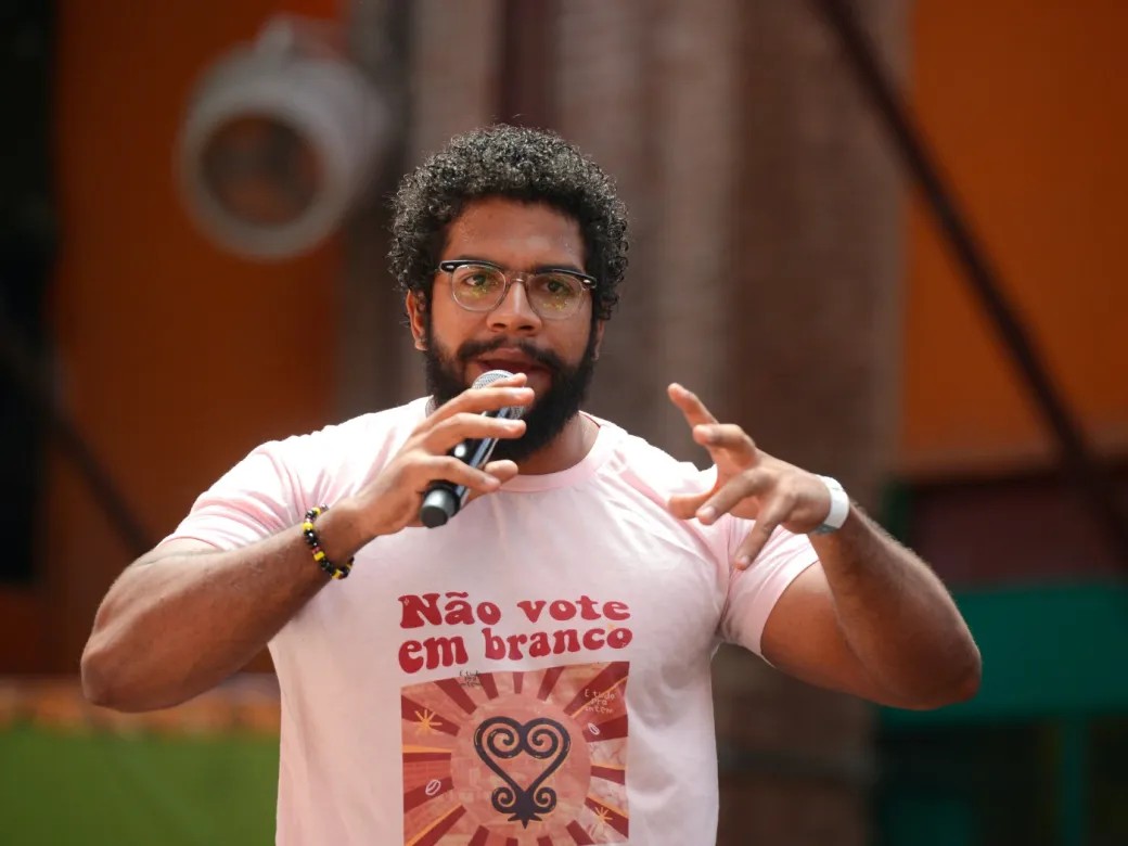 Influenciador comunista evita condenar estupros pelo Hamas e chama Israel de “nazisionista”