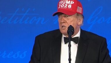 O presidente dos EUA, Donald Trump, durante o Jantar dos Correspondentes da Casa Branca nesta sexta-feira (25), em Washington (EUA): ele vestiu um boné com os dizeres "Trump 2028".