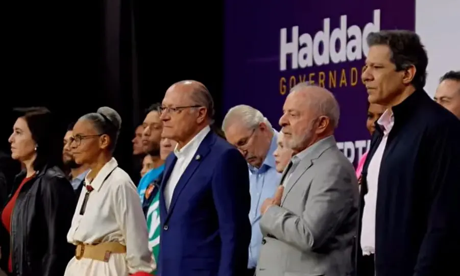 Candidatos da chapa petista, durante a convenção neste sábado (25), da esquerda para a direita: Simone Tebet, Marina Silva, Geraldo Alckmin, Lula e Fernando Haddad.
