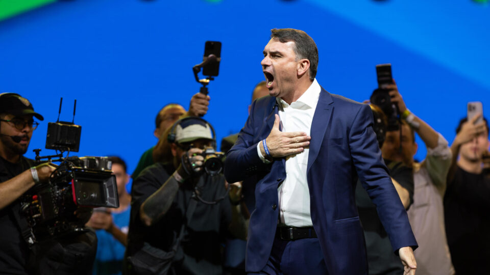 Lançamento de Flávio a presidente tem apoio de Milei, união de Bolsonaros e direita fortalecida