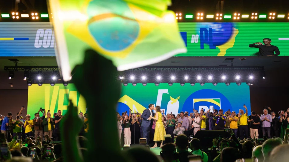 Flávio Bolsonaro e a esposa, Fernanda Bolsonaro, durante a convenção nacional do PL