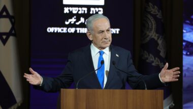 Netanyahu rejeita o plano de paz aceito pelo Hamas e condiciona qualquer retirada militar ao desarmamento total do grupo.