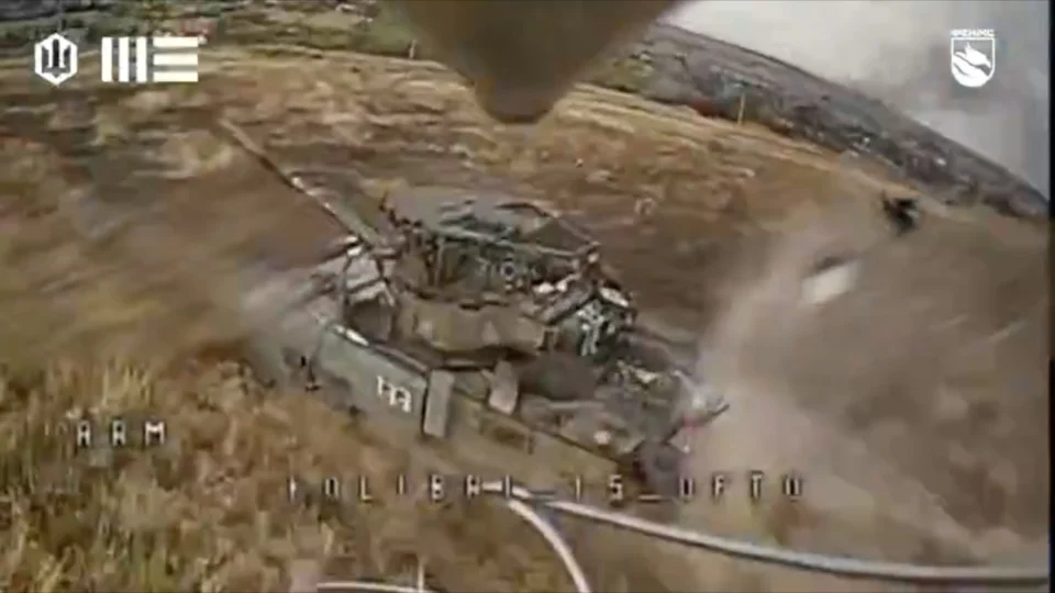 Imagem captada por drone militar segundos antes de impacto contra tanque russo.