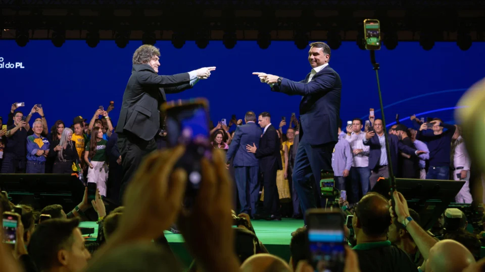 Javier Milei com Flávio Bolsonaro na convença do PL