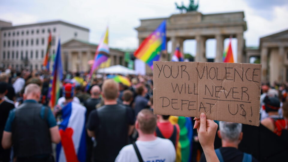 Para destruir o Ocidente, até terrorismo contra gays é permitido