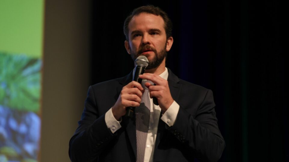 Durigan chama Milei de 'palhaço' e diz que economia brasileira supera a argentina