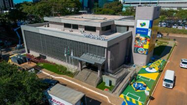 Estatal divulga apenas faixas salariais, sem detalhamento de remuneração real ou descontos.