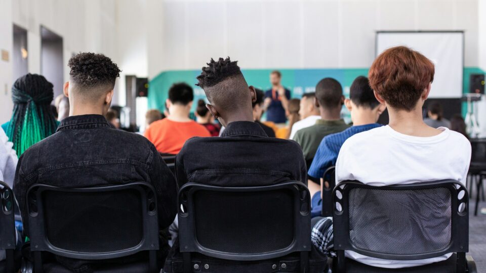 Ataques a escolas são precedidos por sinais de alerta e pacto de silêncio entre alunos