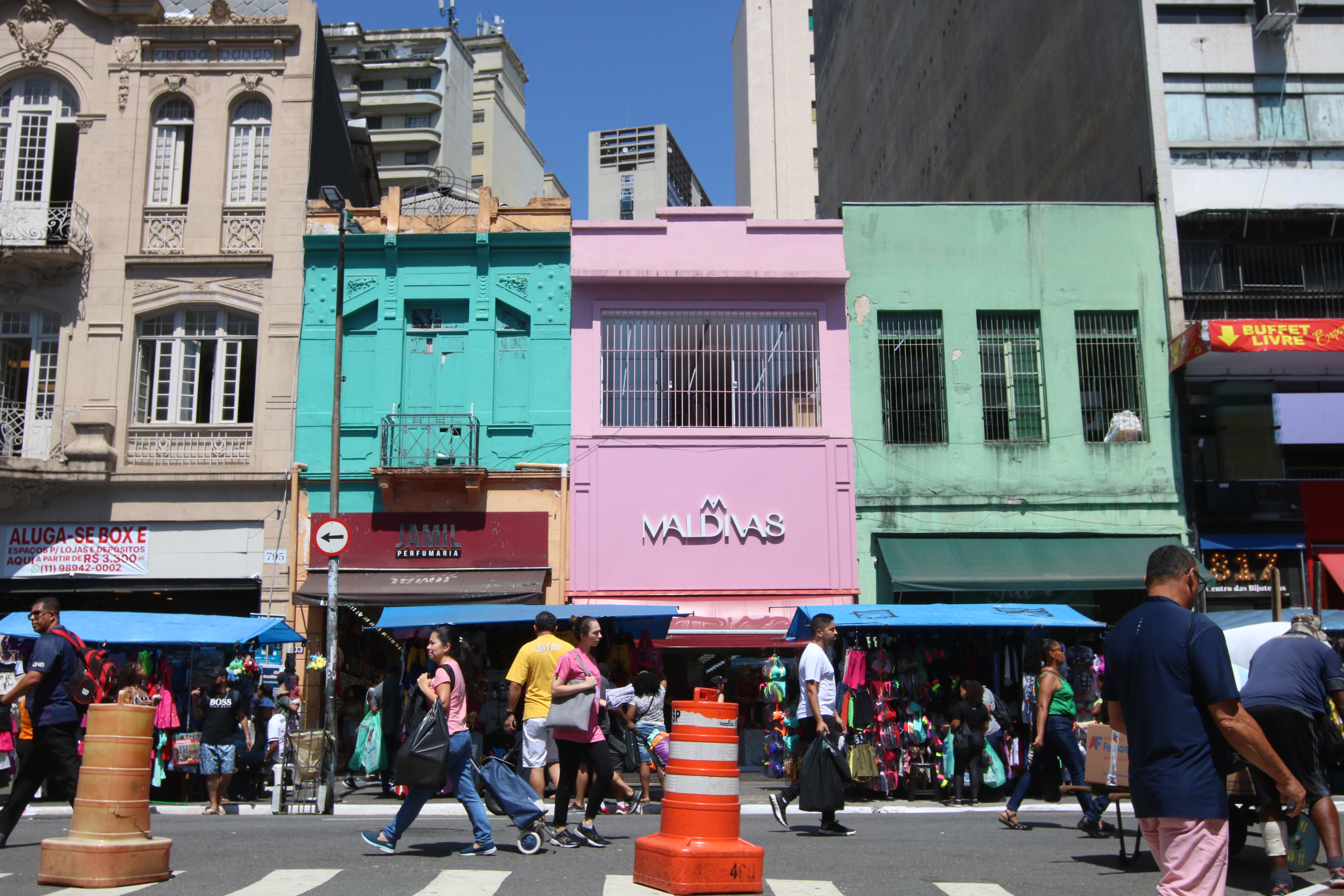 Movimento de consumidores nas lojas da rua 25 de Março, em São Paulo