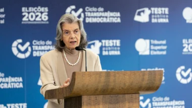 Sem citar Trump, Cármen Lúcia pede defesa da democracia contra interferências externas