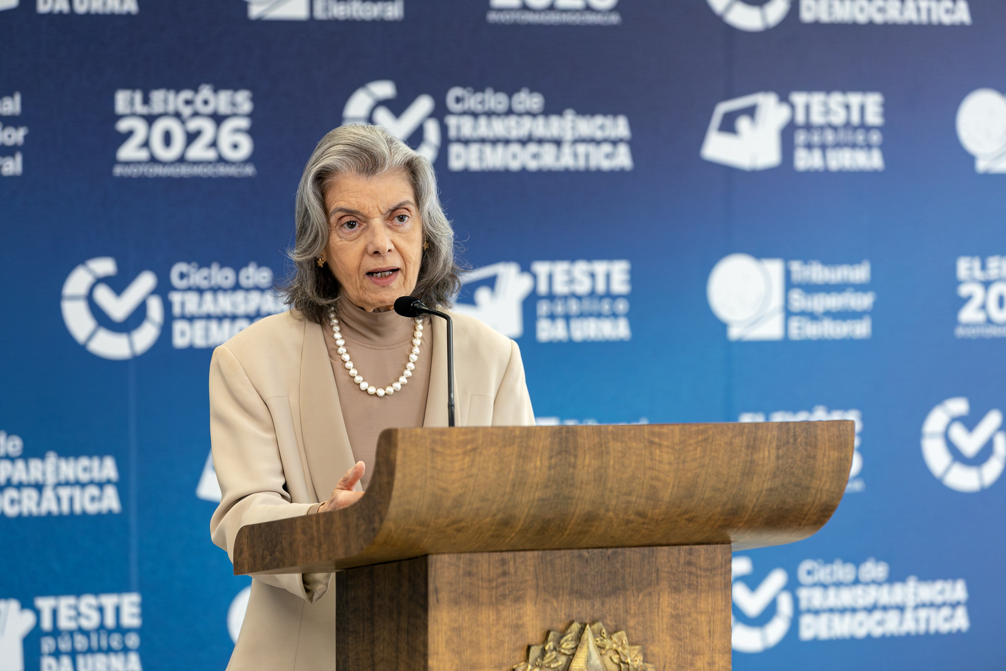 Sem citar Trump, Cármen Lúcia pede defesa da democracia contra interferências externas