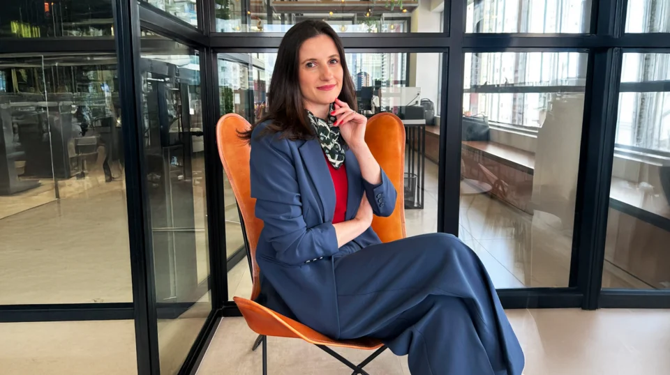 Dra. Giovanna Guareschi, advogada e supervisora da área Previdenciária do Brisola Advocacia. A especialista ressalta que a correta análise da documentação médica e do histórico contributivo é essencial para comprovar o direito à aposentadoria da pessoa com deficiência e reduzir o risco de indeferimento do benefício pelo INSS.
