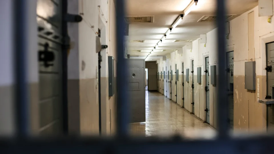 Infratores com transtorno mental liberados sem laudo pericial, retornaram à prisão por praticarem crimes letais (como homicídios)