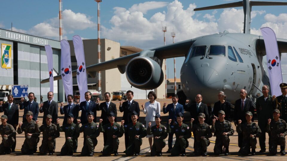 Presidente da Coreia do Sul inspeciona KC-390, 1º avião da Embraer vendido à força aérea do país