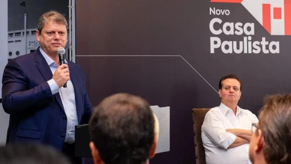 Pressionado entre Republicanos e PL, Tarcísio tem apoio do PSD mesmo após saia justa com Kassab