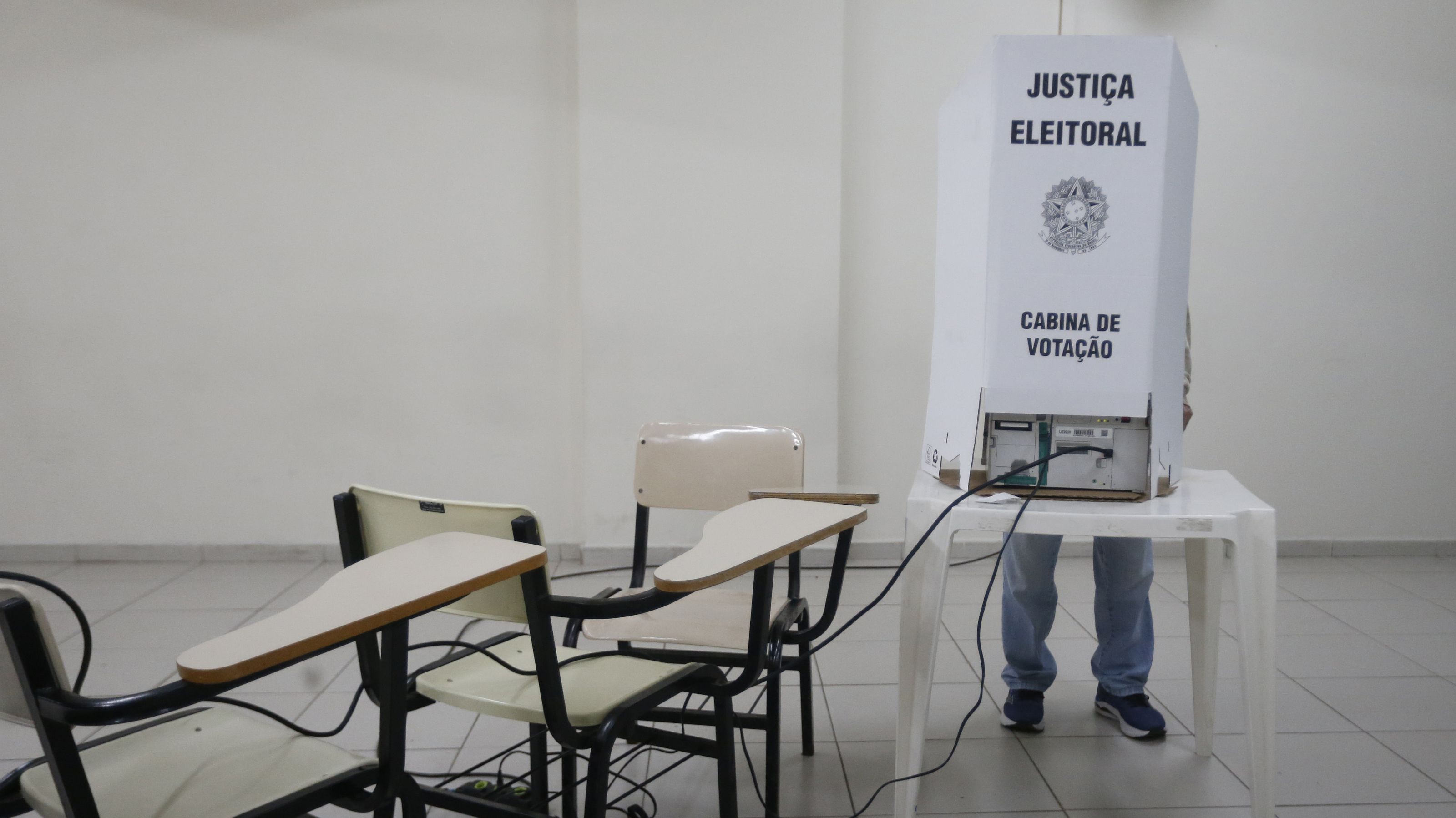 Eleitor vota nas eleições de 2024, em São Paulo.
