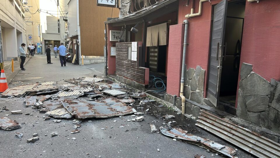 Terremoto provoca desabamento de shopping center no Japão