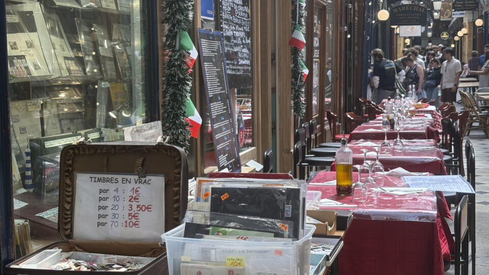 Jantar entre selos: a filatelia perdura na galeria mais antiga de Paris