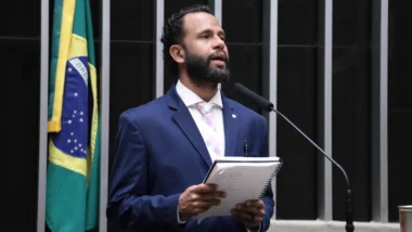 Pastor Henrique Vieira reagiu após fala do presidente argentino contra Lula e Alexandre de Moraes.