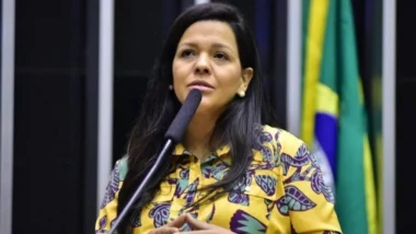 Priscila Costa diz se sentir honrada com a possibilidade de ser escolhida para a vice de Flávio Bolsonaro na disputa presidencial.