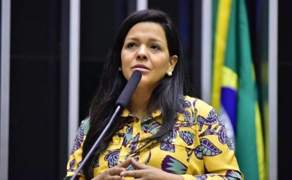 Priscila Costa diz se sentir honrada com a possibilidade de ser escolhida para a vice de Flávio Bolsonaro na disputa presidencial.