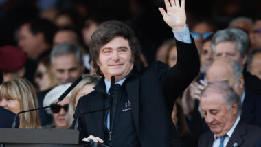 Sob o governo de Javier Milei, Argentina reduziu risco país em 70% e dívida pública caiu de 156% para 78,4% do PIB. País ainda teve superávit primário em 2024 e 2025, enquanto Brasil teve déficit