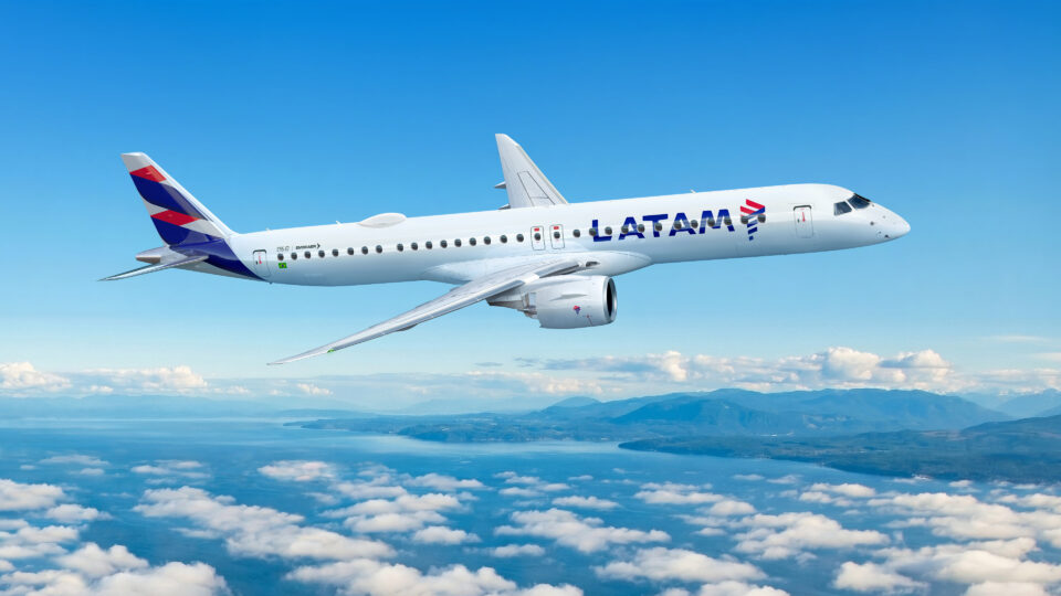 Latam se diferencia da Azul e oferece categoria Premium Economy em novos aviões da Embraer