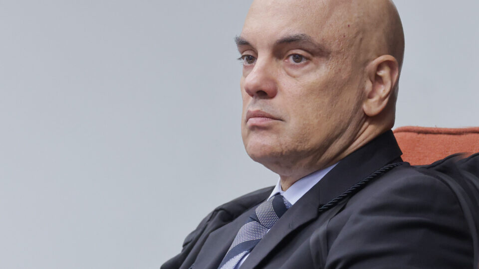 Moraes solicita manifestação da PGR após Flávio Bolsonaro faltar a depoimento na PF