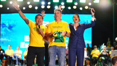 O senador Flávio Bolsonaro (PL-RJ) ao lado do senador Magno Malta (PL-ES) e de Maguinha Malta (PL), pré-candidata ao Senado pelo Espírito Santo.